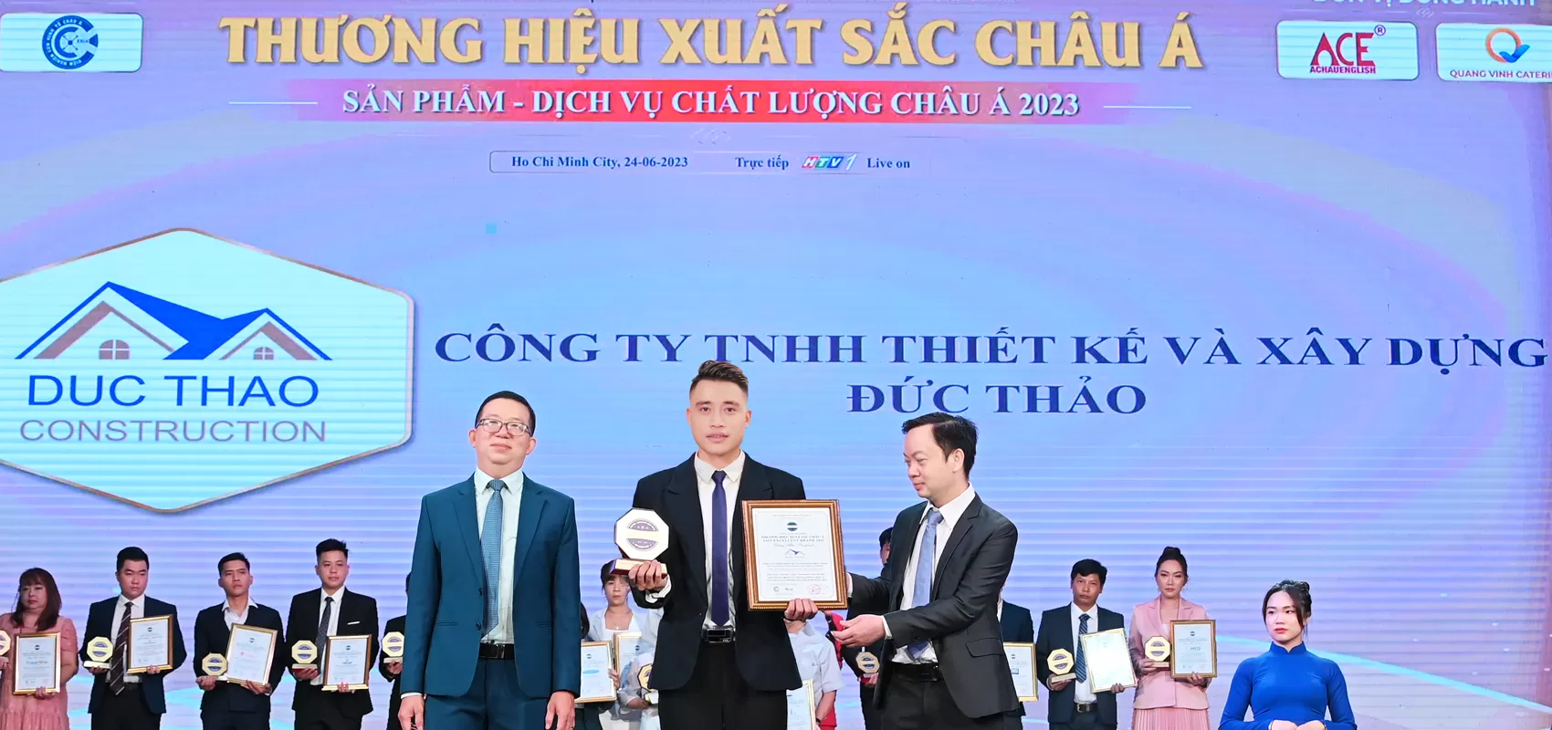 Bàn giao nhà phố đồng nai chụp hình cũng phó chánh huyện ủy long thành 